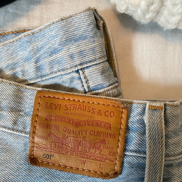 LEVI’s raw hem High Waisted Jean short w 4 buttons - Picture 3 of 5